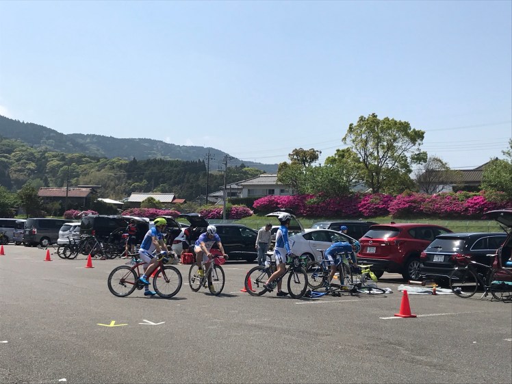 集合する選手たち